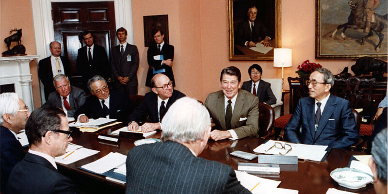 日米諮問委員会メンバー、ロナルド・レーガン大統領と懇談(1983)
US-Japan Wisemen’s Group II members meeting with President Reagan