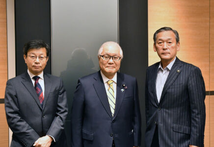 本郷谷健次松戸市長(写真左)、武見敬三参議院議員(写真中央)、近藤克則千葉大学予防医学センター教授(写真右)、